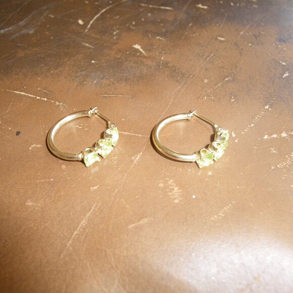 Women's 14K Gold Hoop Earring w/ Peridot Gemstones.